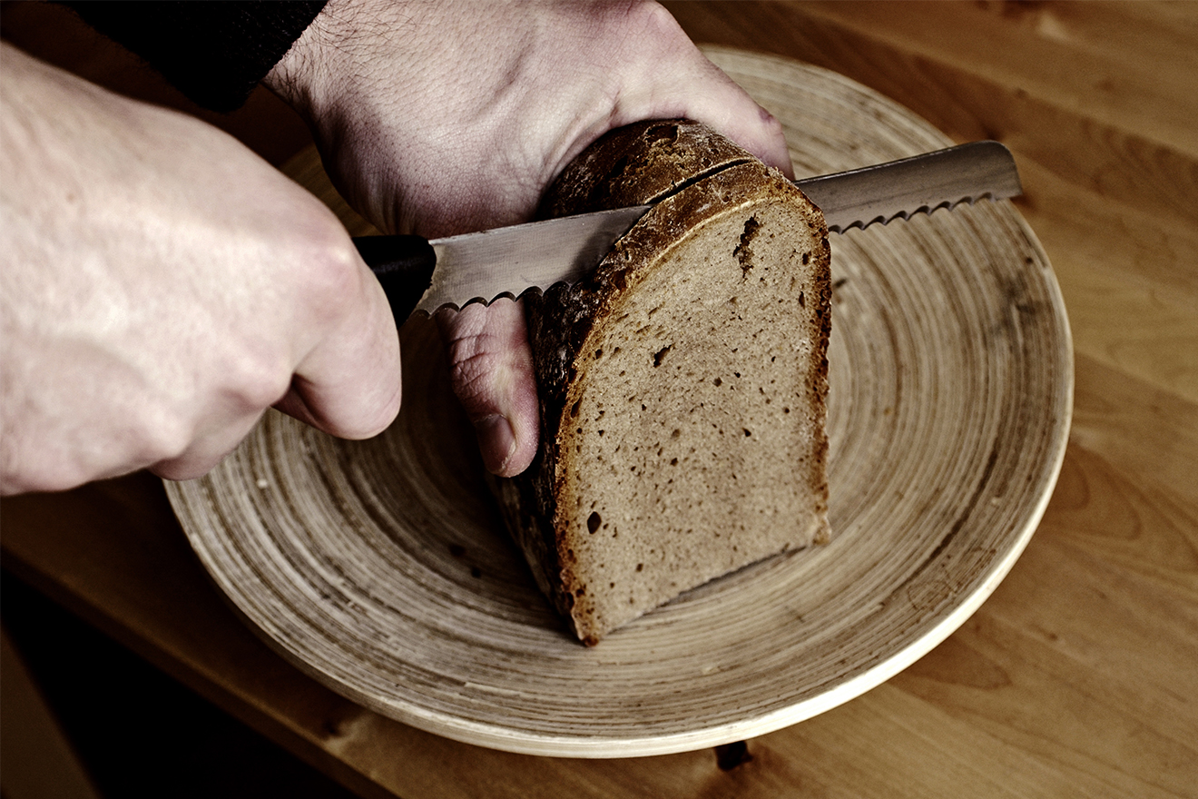 Mit Brotmesser Brot schneiden